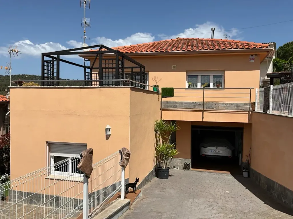 Chalet con piscina y bodega espectacular en Olesa de Bonesvalls, Barcelona — listo para entrar a vivir